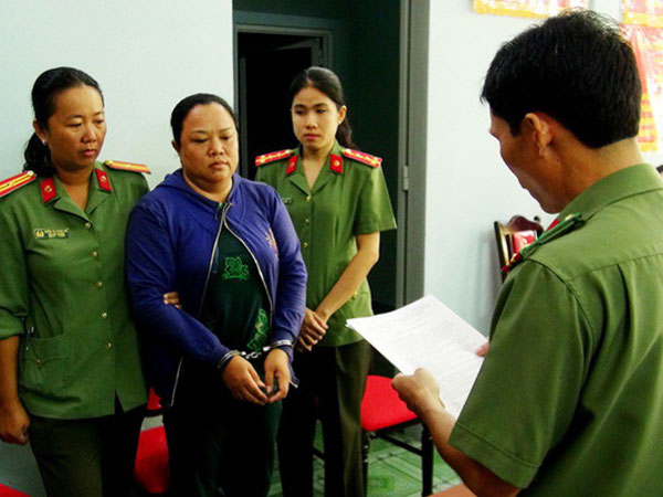 An Giang: Bắt giữ và khởi tố nữ nhân lưu hành hàng chục ngàn đô-la tiền giả
