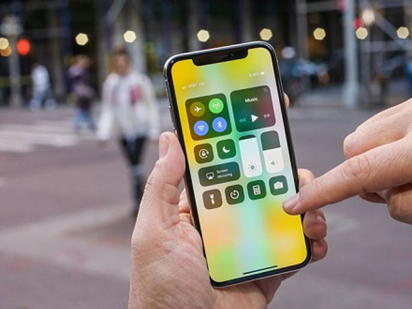 Cách cầm điện thoại tiết lộ tính cách và tình yêu vô cùng thú vị