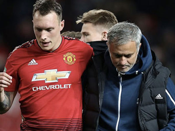 Mourinho: 'Tôi biết M.U sẽ gặp vấn đề với Phil Jones'