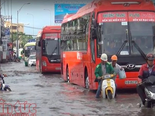 Ngập nhiều tuyến đường tại TP Hồ Chí Minh do mưa lớn 1 giờ đồng hồ