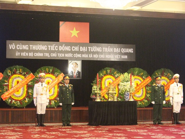 Người dân thương tiếc đến viếng Chủ tịch nước Trần Đại Quang tại TP Hồ Chí Minh