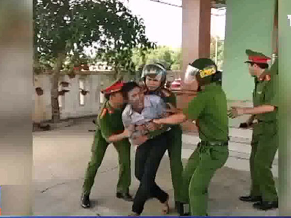 Quảng Bình khởi tố đối tượng nhốt 3 con rồi phóng hỏa