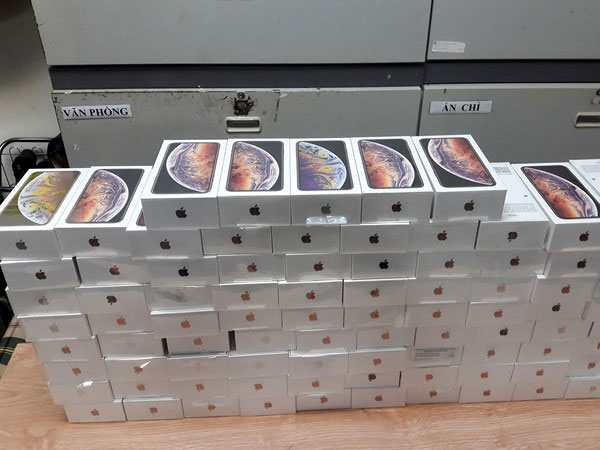 Ai đã mang 250 điện thoại iPhone XS vào Việt Nam?
