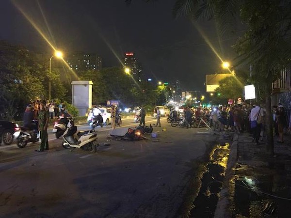 Hà Nội: Cột sắt từ trên cao rơi xuống đường khiến cô gái trẻ tử vong tại chỗ