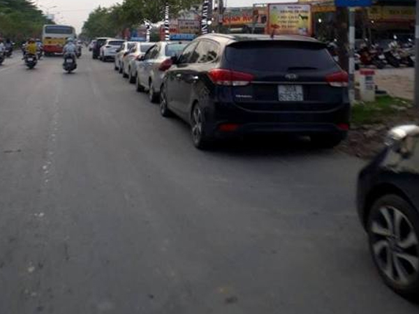 Hoài Đức (Hà Nội): Lòng đường biến thành bãi đỗ xe, không ai xử lý?