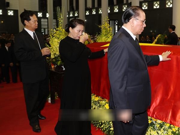 Lãnh đạo và nguyên lãnh đạo Đảng và Nhà nước đi quanh linh cữu Chủ tịch nước Trần Đại Quang