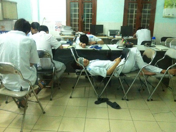 Nỗi khổ của sinh viên học ngành Y: Ăn tranh thủ, ngủ khẩn trương, ế là chuyện bình thường!
