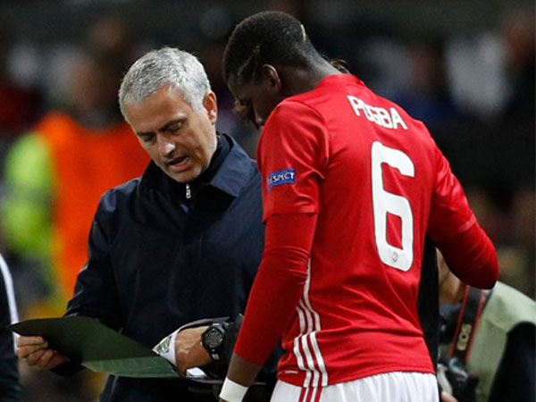 Pogba lườm Mourinho như kẻ thù sau cú sốc M.U bị loại ở cúp Liên đoàn