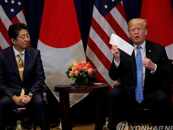Tổng thống Trump khoe lá thư của Chủ tịch Kim Jong-un