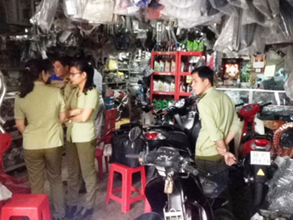 Triệt phá nhiều tụ điểm bán phụ tùng xe máy giả nhãn hiệu NGK