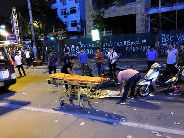 Hiện trường vụ khung sắt công trình rơi đè chết cô gái đi đường