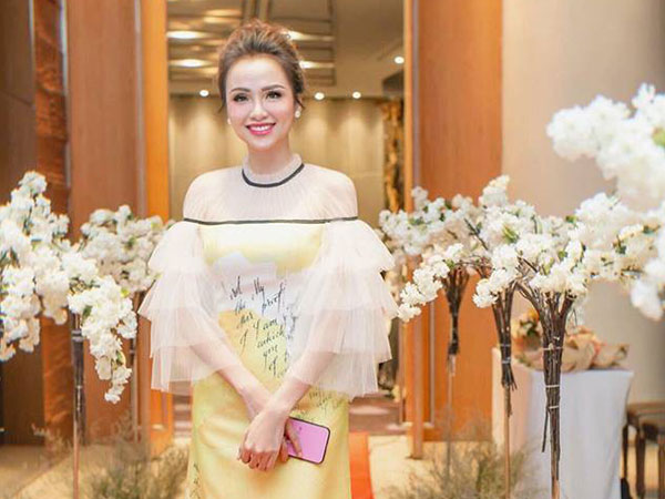Hoa hậu Diễm Hương bị tố 'kém sang' khi mượn đồ của nhà thiết kế