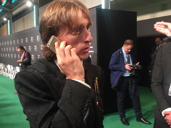 Siêu sao Modric hưởng lương 275 tỷ đồng/năm vẫn xài iPhone 5s