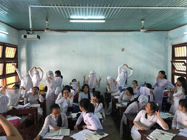 Teen Quảng Ngãi hóa 'pho tượng sống' bằng cách vắt tà áo dài lên đầu, kính vẫn đeo trên mắt
