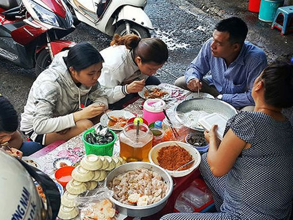 Dùng tay trần bán thức ăn sẽ bị phạt tiền triệu