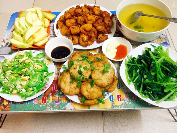Khoe mâm cơm đầy đủ dinh dưỡng chỉ hết chưa tới 20k, vợ trẻ mách nước bí quyết sống tiết kiệm giữa thủ đô