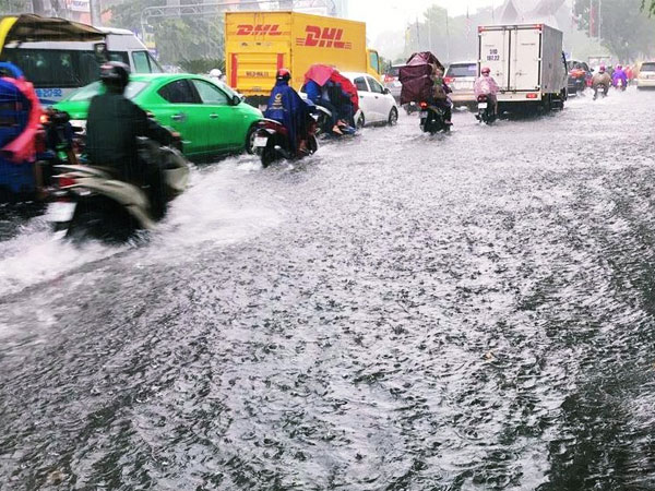 Sài Gòn tiếp tục mưa lớn gây ngập nặng, hành khách lội nước ra vào sân bay Tân Sơn Nhất