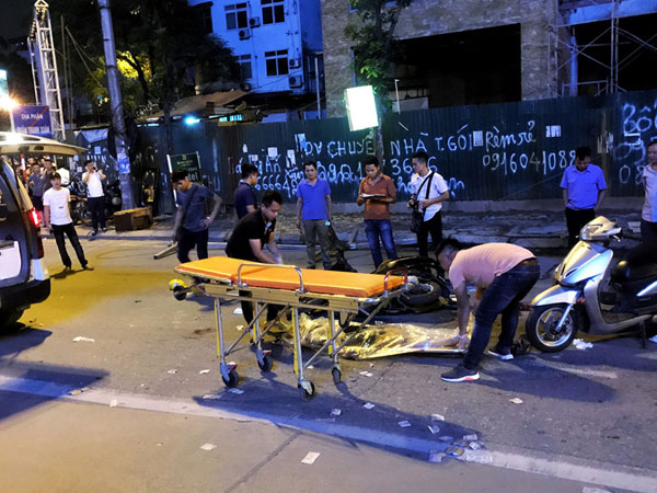 Video: Vì sao khung sắt rơi trúng người phụ nữ đi đường tử vong?