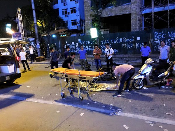Vụ khung sắt rơi chết người: Do công nhân bất cẩn?