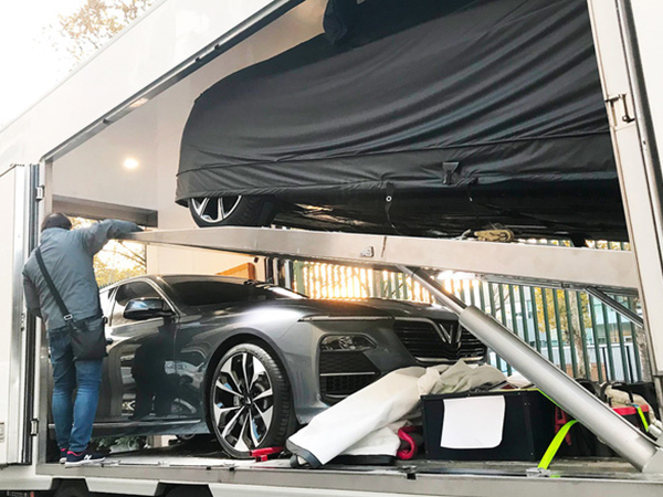 [Ảnh hot] Cận cảnh 2 chiếc xe VinFast được đưa lên sân khấu Paris Motor Show 2018