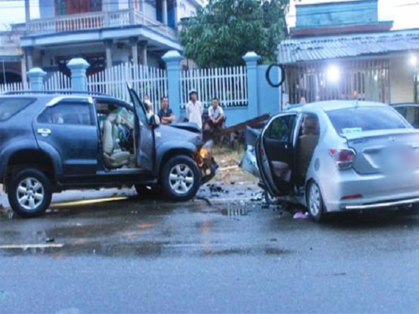 Bà Rịa-Vũng Tàu: 2 ô tô dập nát sau khi đối đầu trực diện, 8 người thương vong