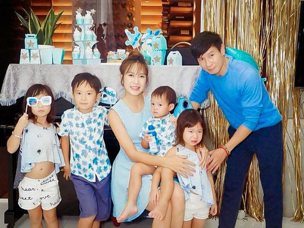 Lý Hải đón tuổi 50 bên vợ và các con nhưng hình ảnh trang trí trong bữa tiệc mới là điều được chú ý