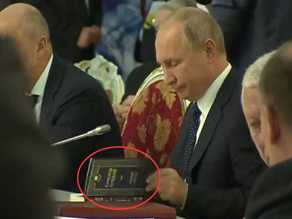 Video Tổng thống Putin 'phân tâm': Vừa say sưa đọc thơ vừa ký văn kiện tại hội nghị quan trọng
