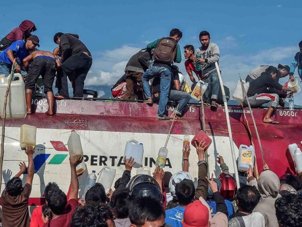 Indonesia chật vật vì thiếu nhiên liệu, hôi của sau động đất