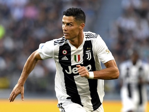 Không ghi bàn, Ronaldo vẫn khiến Messi phải ngước nhìn về điều này