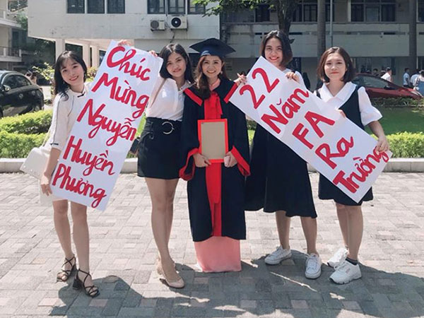 Lời chúc tốt nghiệp 'bá đạo' của hội bạn thân dành cho cô gái ế 22 năm