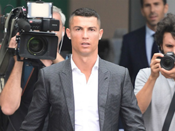 Ronaldo chia tay Real vì tiền bạc và danh dự
