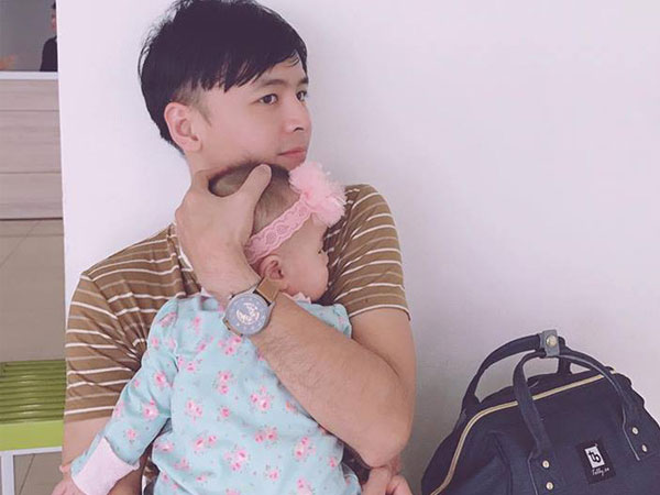 Vừa rửa bát vừa chăm con 6 tháng tuổi, danh hiệu 'ông bố bỉm sữa' đảm đang nhất showbiz Việt còn ai ngoài Văn Anh