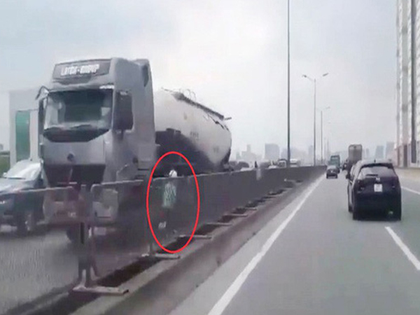 2 cô gái phóng xe máy như bay ngược chiều, ôtô chạy 70 km/giờ đuổi không kịp