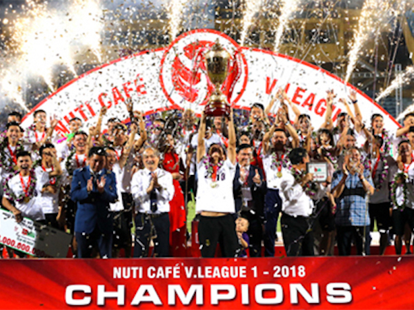 Hà Nội FC thắng giòn giã trong ngày nâng cúp vô địch