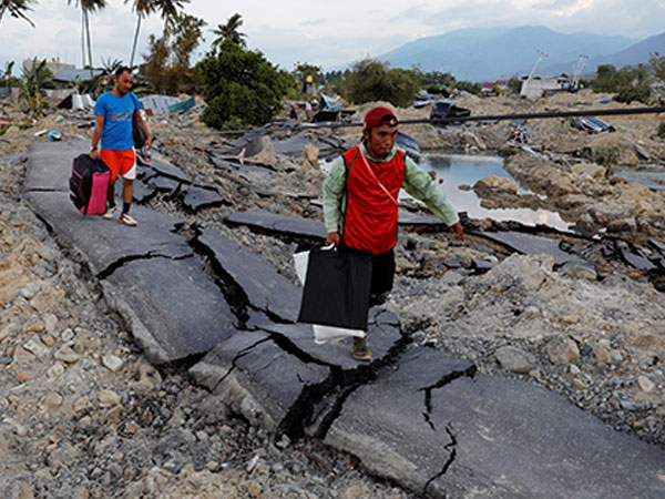 Những người Indonesia ngược dòng về vùng sóng thần tìm thân nhân
