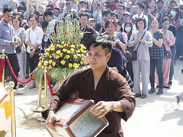 'Soái ca' Hà Nội thản nhiên bê trộm hòm công đức ở chùa trước mặt nhiều người