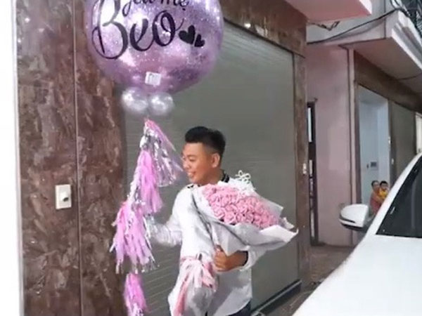 Sự thật đằng sau câu chuyện chồng làm lụng vất vả mua ô tô gần 2 tỷ tặng vợ được dân tình cho là dàn dựng 'làm màu'