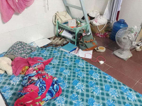 Bạn cùng phòng bóc mẽ cô gái ra ngoài son phấn lồng lộn, về nhà để phòng siêu bẩn, nhà tắm nổi mốc meo ai nhìn cũng hãi
