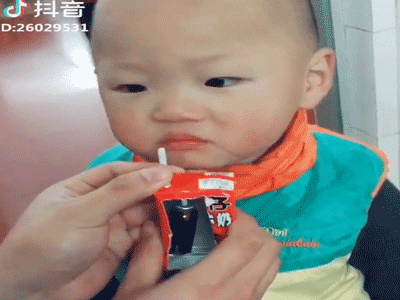 Bị lừa uống thuốc 'đội lốt' hộp sữa, cậu bé khiến dân mạng điên đảo vì biểu cảm hoang mang cực đáng yêu