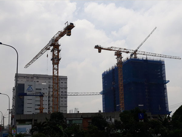 Cận cảnh những cần cẩu công trình dài hàng chục mét treo lơ lửng trên đầu người đi đường ở Sài Gòn