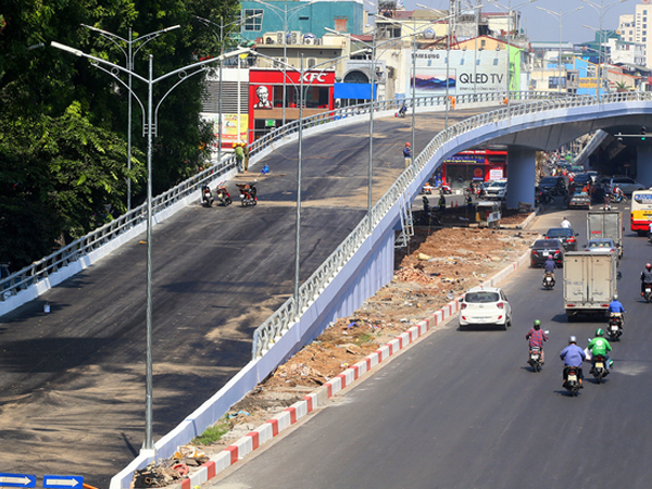 Cầu vượt hơn 300 tỷ đồng ở Hà Nội sắp thông xe