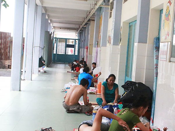 Giường là hành lang, mâm cơm nền nhà, thắt ruột nghe cháu rên la