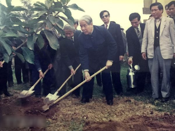 Hình ảnh nguyên Tổng Bí thư Đỗ Mười với quê hương Đông Mỹ