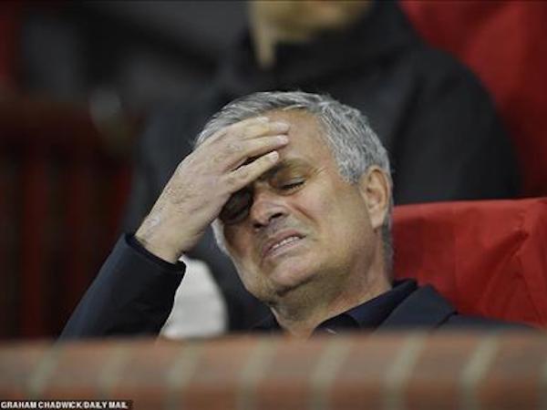 MU không ngừng sa lầy, Mourinho đổ tại cả… cảnh sát giao thông