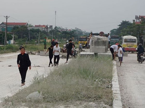 Người dân chặn xe trên đường chậm tiến độ, gây bụi