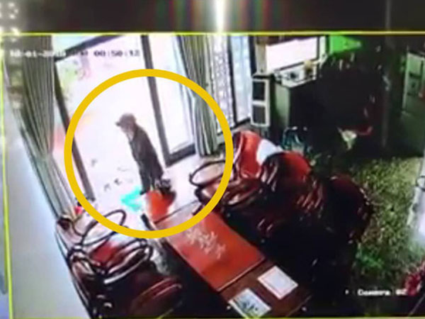Người đàn ông giả vờ vào hỏi thăm rồi 'chôm' luôn 45 triệu đồng tiền mừng nhà mới