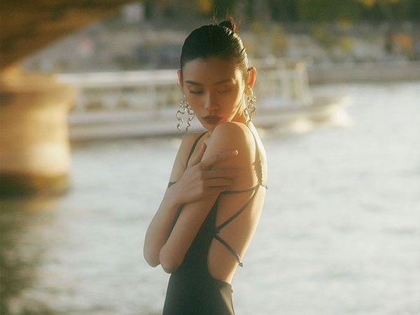 Siêu mẫu Victoria’s Secret gốc Hoa khoe lưng trần quyến rũ ở Paris