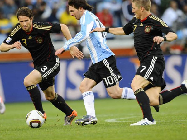 'Cần đến súng và còng tay mới khắc chế được Messi'