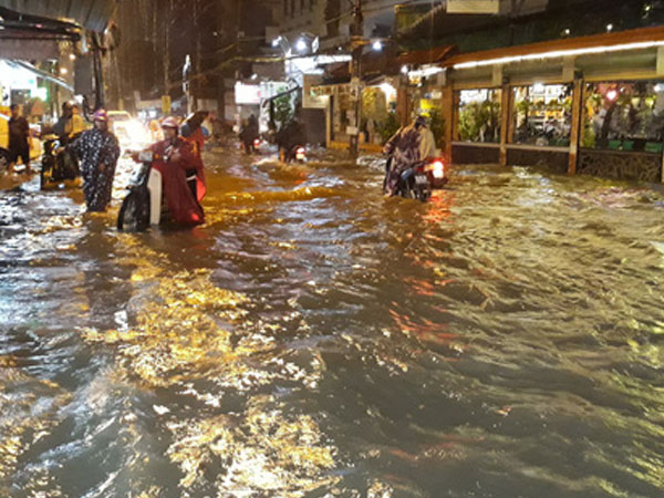 Đêm ngập 'phong tỏa' Gò Vấp