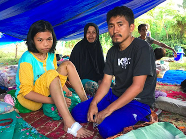 Đôi vợ chồng Indonesia bất lực nhìn con 10 tháng tuổi bị sóng thần cuốn khỏi tay
